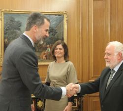 Su Majestad el Rey saluda al presidente de la Junta Directiva de la Comisión Islámica de España, Riay Tatary Bakry