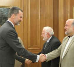 Su Majestad el Rey saluda al secretario de la Junta Directiva de la Comisión Islámica de España,  Mohamed Ajana El Ouafi