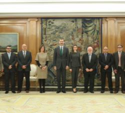 Sus Majestades los Reyes con la Junta Directiva de la Comisión Islámica de España