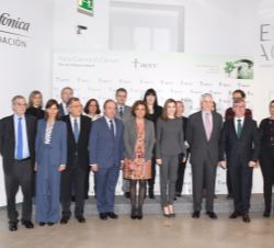 Doña Letizia junto a las autoridades y los ponentes asistentes al IV Foro contra el Cáncer
