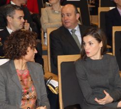 Doña Letizia conversa con la ministra de Sanidad, Servicios Sociales e Igualdad, Dolors Montserrat, antes del inicio del acto