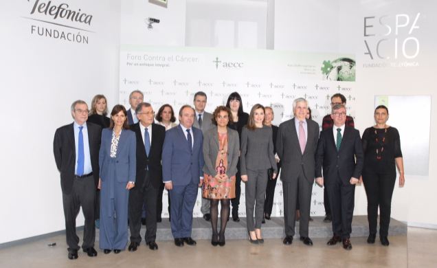 Doña Letizia junto a las autoridades y los ponentes asistentes al IV Foro contra el Cáncer