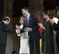 Don Felipe entrega el Premio Nacional de Diseño 2016 en la modalidad "Empresa" a Simon, recogido por el director general de Simon Holding, L