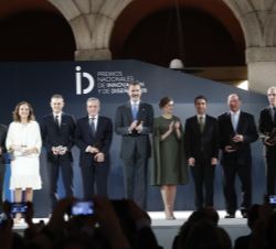 Fotografía de grupo junto a los premiados