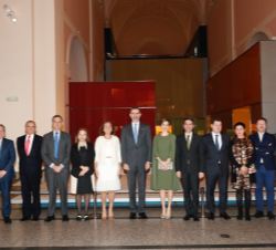 Sus Majestades los Reyes junto a los miembros del jurado