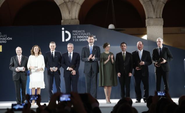 Fotografía de grupo junto a los premiados