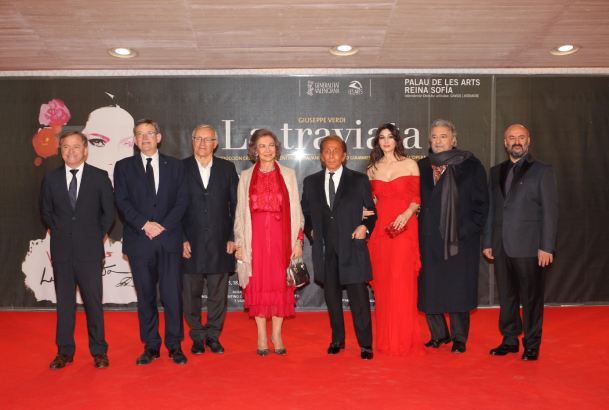 Su Majestad la Reina Doña Sofía junto a las autoridades y personalidades asistentes al estreno