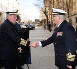 Don Juan Carlos es recibido a su llegada por el almirante jefe de Estado Mayor de la Armada, almirante general Jaime Muñoz-Delgado y Díaz del Río