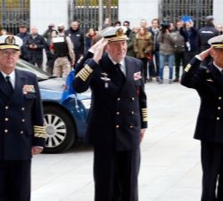 Su Majestad el Rey Don Juan Carlos y las autoridades que le recibieron, durante los honores a su llegada a cargo de un Piquete de Guardia Militar