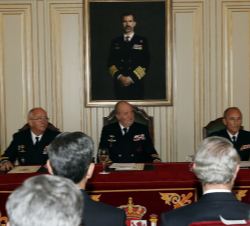 Don Juan Carlos, en la mesa presidencial durante la reunión del Real Patronato del Museo Naval, junto al almirante jefe de Estado Mayor de la Armada y