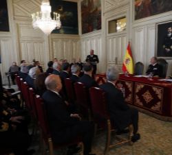 Su Majestad el Rey Don Juan Carlos observa la presentación de los actos conmemorativos del 300 aniversario de la Real Compañía de Guardiamarinas