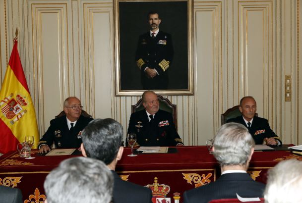 Don Juan Carlos, en la mesa presidencial durante la reunión del Real Patronato del Museo Naval, junto al almirante jefe de Estado Mayor de la Armada y