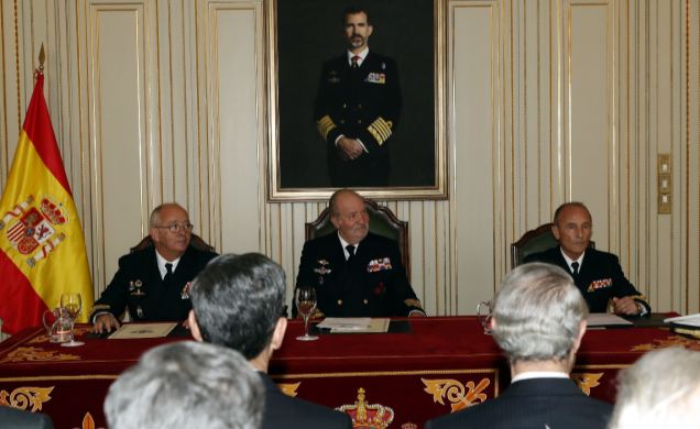 Don Juan Carlos, en la mesa presidencial durante la reunión del Real Patronato del Museo Naval, junto al almirante jefe de Estado Mayor de la Armada y