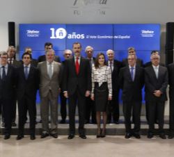 Sus Majestades los Reyes, con las autoridades asistentes, los responsables de Telefónica y su Fundación, los representantes de las entidades colaborad