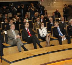 Don Felipe y Doña Letizia, en la primera fila de asientos del salón de actos