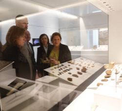 Su Majestad el Rey observa una de las vitrina durante su recorrido por las salas de Arquelogía del Museo