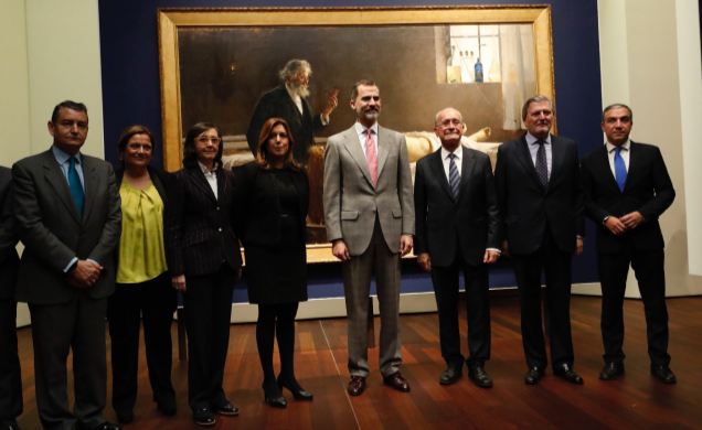 Su Majestad el Rey con las autoridades asistentes a la visita al Museo de Málaga