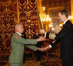 Su Majestad el Rey entrega la alabarda al coronel Melchor Jesús Marín Elvira, del Tercio "Gran Capitán" 1º de la Legión