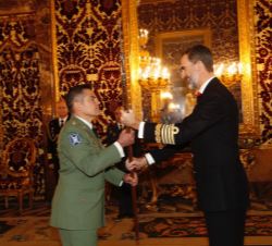 Su Majestad el Rey entrega la alabarda al coronel Ramón Armada Vázquez, del Tercio "Alejandro Farnesio" 4º de la Legión