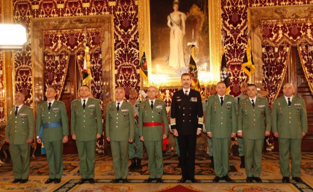 Fotografía de grupo durante el acto de entrega de alabardas