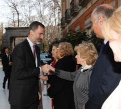 Su Majestad el Rey recibe el saludo de la defensora del Pueblo, Soledad Becerril