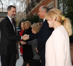 Su Majestad el Rey recibe el saludo del secretario de Estado de Cultura, Fernando Benzo