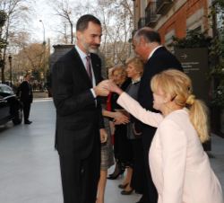 Su Majestad el Rey recibe el saludo de Carmen Thyssen-Bornemisza