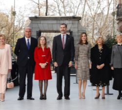 Sus Majestades los Reyes junto a la entrada del Museo Thyssen-Bornemisza