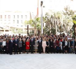 Fotografía de grupo de Sus Majestades los Reyes con las autoridades, invitados al acto de inauguración y trabajadores del Museo