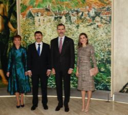 Sus Majestades los Reyes acompañados de Sus Excelencias János Áder, Presidente de la República de Hungría, y señora Anita Herczegh, en una de las sala