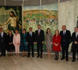 Don Felipe y Doña Letizia junto a las autoridades presentes en el acto de inauguración de la exposición
