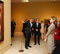Sus Majestades los Reyes atienden a las explicaciones del director artístico del Museo Thyssen-Bornemisza