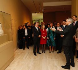 Sus Majestades los Reyes acompañados de Sus Excelencias János Áder, Presidente de la República de Hungría, y señora Anita Herczegh, durante su recorri