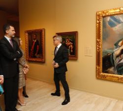 Sus Majestades los Reyes acompañados de Sus Excelencias János Áder, Presidente de la República de Hungría, y señora Anita Herczegh, recorrieron las di