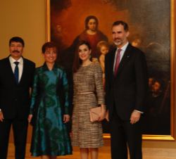 Sus Majestades los Reyes acompañados de Sus Excelencias János Áder, Presidente de la República de Hungría, y señora Anita Herczegh, ante el cuadro de 