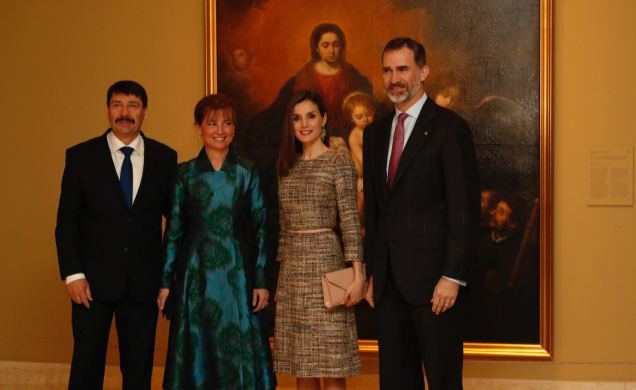 Sus Majestades los Reyes acompañados de Sus Excelencias János Áder, Presidente de la República de Hungría, y señora Anita Herczegh, ante el cuadro de 