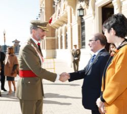 Su Majestad el Rey recibe el saludo de Francisco Javier Lambán Montañés, presidente de Aragón