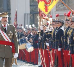Don Felipe saluda durante la revista a la Fuerza