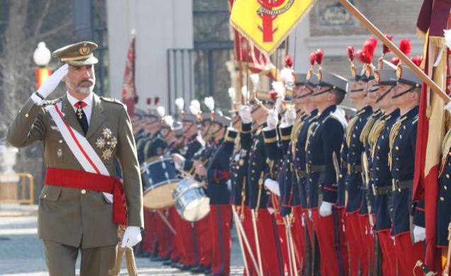 Don Felipe saluda durante la revista a la Fuerza