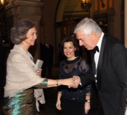 Su Majestad la Reina Doña Sofía recibe el saludo del presidente del Círculo del Liceo, Ignacio García-Nieto
