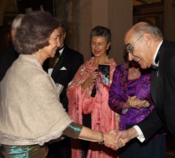 Su Majestad la Reina Doña Sofía recibe el saludo del presidente del patronato del Gran Teatro del Liceo, Salvador Alemany