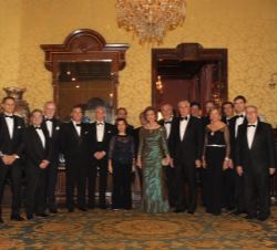 Su Majestad la Reina Doña Sofía, con los miembros de la Junta de Gobierno del Círculo del Liceo y las autoridades asistentes