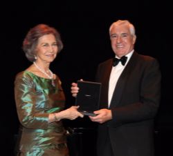Su Majestad la Reina Doña Sofía recibe la Medalla de Oro del Círculo del Liceo de manos del presidente del Círculo del Liceo, Ignacio García-Nieto