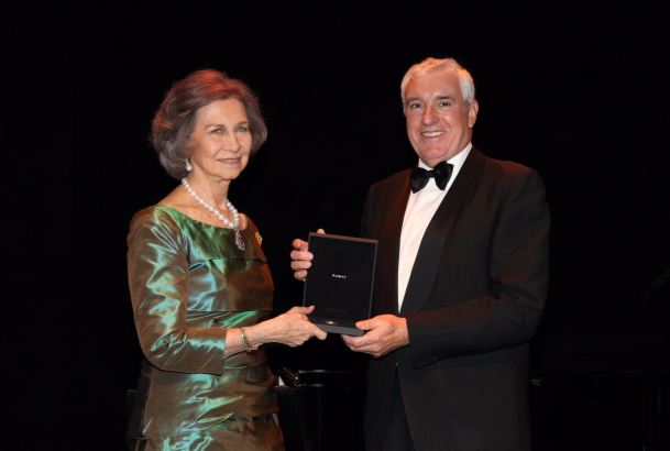 Su Majestad la Reina Doña Sofía recibe la Medalla de Oro del Círculo del Liceo de manos del presidente del Círculo del Liceo, Ignacio García-Nieto