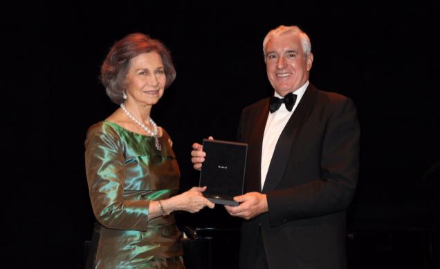 Su Majestad la Reina Doña Sofía recibe la Medalla de Oro del Círculo del Liceo de manos del presidente del Círculo del Liceo, Ignacio García-Nieto