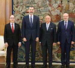 Don Felipe acompañado por el presidente ejecutivo de CAF-Banco de Desarrollo de América Latina, el secretario de Estado de Cooperación Internacional y
