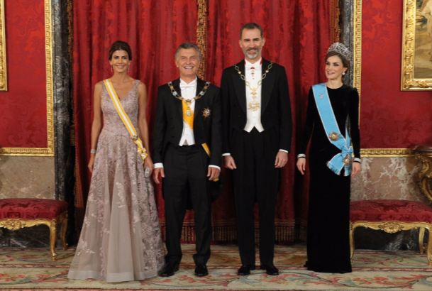 Sus Majestades los Reyes junto a Sus Excelencias el Presidente Macri y su esposa Juliana Awada