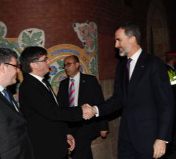 Su Majestad del Rey recibe el saludo del presidente de la Generalitat de Cataluña, Carles Puigdemont