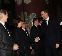 Su Majestad el Rey recibe el saludo de la alcaldesa de Barcelona, Ada Colau