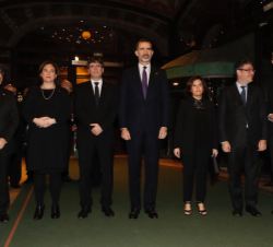 Fotografía de grupo junto a una parte de las autoridades asistentes
